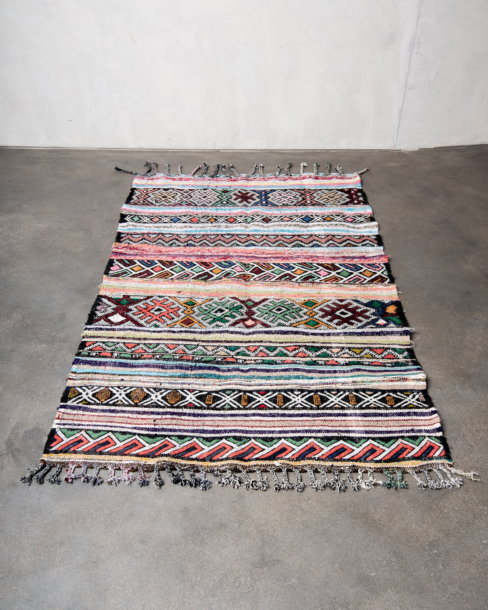 Modern, designer, handcrafted Berber rug from Morocco. Kelim carpet with beautiful designs and robust flat weave.